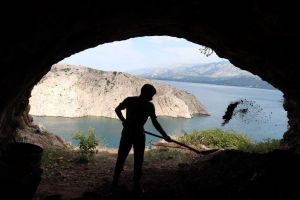 OTKRIĆE ZADARSKIH ARHEOLOGA - U pećini na litici kod Rovanjske boravili su neandertalci i ljudi, iza sebe su ostavili hrpe ljuštura školjki