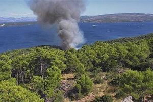 Požar na Šolti lokaliziran jučer, vatrogasci proveli noć na požarištu