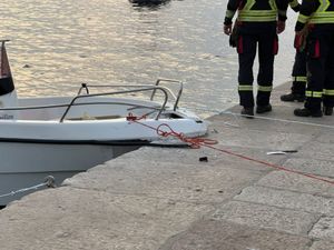 VIDEO: Sudarile se dvije brodice s 11 osoba, među njima bilo je i djece - Ljudi popadali u more, brodica se sama zabila u rivu!