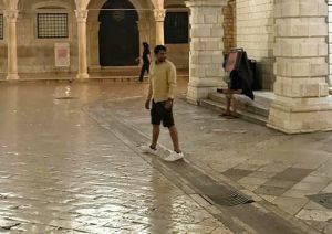 ZNATE LI OVOG MUŠKARCA? Policija ga traži zbog oštećenja Male Onofrijeve fontane u Dubrovniku