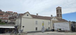 Policajac van službe uhvatio ženu kako namjerno oštećuje niz automobila u Hvaru!