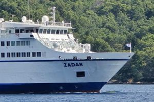 DRAMA U SPLITU Putnica pala i polomila se na trajektu za Hvar: "Srušila se s gornje na donju platformu, a Hitna je zbog gradske gužve došla za 25 minuta!"