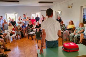 VAŽNO JE ZNATI Na Drveniku Velom održano predavanje o korištenju defibrilatora