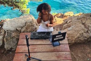 Igor Legaz odgovorio DJ-jici koja ga je optužila za uznemiravanje: "Upozorio sam je da svojom opremom blokira prolaz kupačima na pomorskom dobru, a ona krenula pričati o rasizmu!"