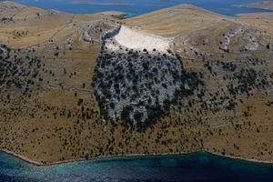 S kornatskog otoka otkinut je vrh - Znate li kako je nastala Vela ploča ili Magazinova škrila?