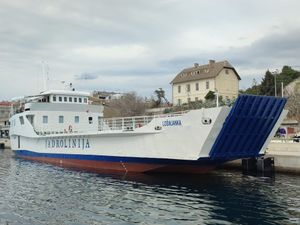 Pokvarila se rampa na trajektu u Šibeniku - Automobili neće vani dok ne dođu serviseri!