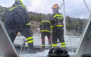 HEROJI KOJIMA NITKO NE ŽELI POMOĆI Spasili 7 djece i 9 odraslih u jednoj olujnoj noći, a nemaju vlastiti brod: "Snalazimo se kako znamo svojim novcem i vremenom!"