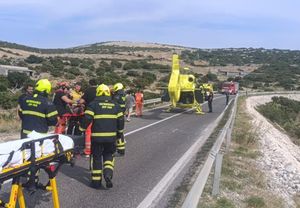 PET OZLIJEĐENIH KOD KOLANA Teška prometna nesreća - Sudar dvaju vozila stranih registracija