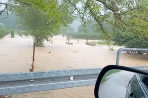 POPLAVE I BUJICE Dijelove Istre potopila obilna kiša, Buje već na 135 mm: "Ovo je opasna pojava poznata kao oborinski vlak!"