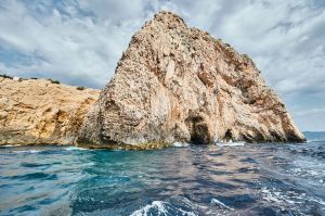 Trudnica doživjela napadaj u uvali na Biševu, objavljen apel prodavačima izleta: "Upozorite trudnice, starije i osjetljive na rizik!"