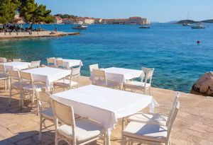 Ugostitelji: "Sve manje turista jede u restoranima, troše oprezno i jedu van centra!"