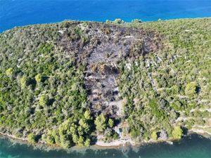 Dva požara uzrokovana ljudskim faktorom - u Solinu maloljetnik ispalio signalnu raketu, na Čiovu uhićen Argentinac koji je iz gumenjaka bacio opušak!