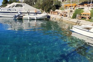 SLOBODA I ZDRAVLJE ZA DRVENIK VELI Konoba koja ilegano okupira pomorsko dobro i još ispušta fekalije u more bit će sankcionirana, a ilegalni ispust uklonjen!