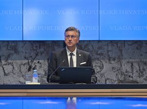 Plenković tvrdi da je sezona bila uspješna: "Skočili dolasci, noćenja, a i prihodi od turizma - Potičemo i ostanak naših ljudi te povratak iseljenika"