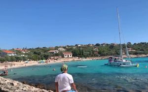 VIDEO Jedrilica u Malom Drveniku presjekla sigurnosne bove od plaže i opako ugrozila kupače!