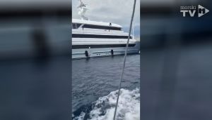 VIDEO Jedini Splićanin koji je  izišao pred brod s azbestom sada pozdravio Debeljakovu jahtu: "Još saaamo jeedan daaan!"