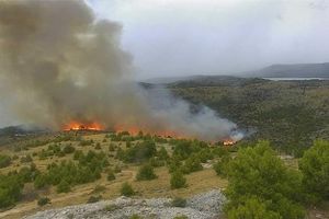 Ugašen požar otvorenog prostora na području otoka Žut