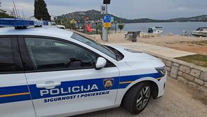 PRIVEDEN BRITANAC U TISNOM Policija pretragom apartmana pronašla marihuanu, ketamin, kokain, MDMA, digitalnu vagu i novac