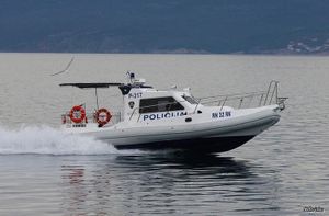 Pomorska policija spasila ženu i dijete na SUP-u između Crikvenice i otoka Krka: "Ne izlazite na daskama i napuhancima na more kad je bura!"