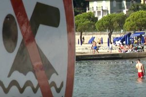 Bijela prljava pjena u moru ispred Ičića - u moru plivaju fekalije!