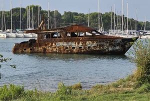 MEDULINSKI ZALJEV Olupina izgorjele jahte još nagrđuje prostor i prijeti okolišu: "Gdje su  nadležne službe?"