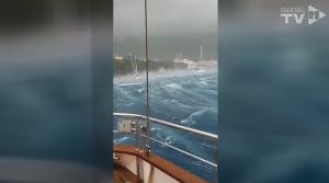 VIDEO Nevrijeme pogodilo splitsko plovno područje, golemi valovi kod Komiže, nastradala plovila - Temperatura naglo pala za 9 stupnjeva!