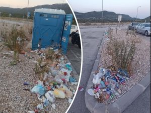 Vjetar raznosi smeće s odmarališta na novoj cesti na Pelješcu