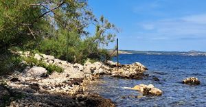 Kamp u Novigradu protuzakonito zabio ogradu skroz do mora: "Ovako je godinama i treba nešto poduzeti!"