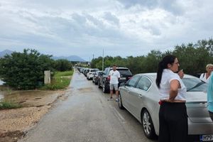 HVAR Nevrijeme zaustavilo trajekt, stvorile se ogromne kolone - evo i korisnih informacija koje morate znati!