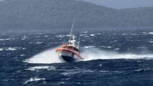 LUČKA KAPETANIJA NE STIGNE SVE! Nakon drvlja i kamenja po LK Senj, doznajemo detalje o spašavanju čovjeka na dasci kod Paga