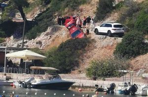 UMALO TRAGEDIJA U BRSEČINAMA Automobil iznad pune terase kafića sletio s ceste!