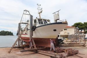 Lučka uprava Rovinj širi kapacitete: "Prva brodica u zimskoj sezoni stigla u škver na popravak"