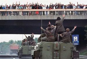Na današnji dan Beograđani su bacali cvijeće "na grobove svoje djece" u tenkovima za Vukovar