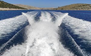 Nijemac na Murteru gumenjakom naletio na ženu - bore joj se za život!