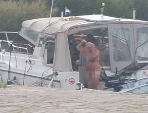 U centru Zlarina čovjek se tušira gol na krmi broda: "U našoj zemlji sve je dozvoljeno zbog turizma"