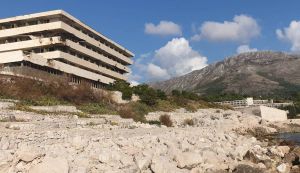 Najezda glodavaca kod napuštenog hotelskog kompleksa u Kuparima