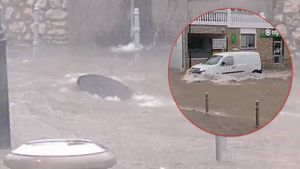 VIDEO Povodanj u Vodicama - Bujica izbija šahtove, automobili zapeli u ulicama...