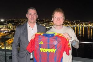 Glazbena zvijezda pozirala s dresom Hajduka