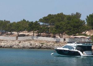 KO TU KOGA? Ponovno se "pojavio" ilegalni kamp Zorana Pripuza u zaštićenom obalnom pojasu na Murteru?!