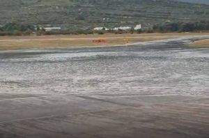 JEZERO NA PISTI Kiša potopila splitski aerodrom, letovi kasne!