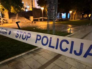 U Šibeniku je poginula mladoženjina 34-godišnja rodica, a signalnu raketu ispalio njegov stric!