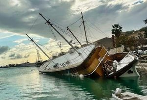 NOVI INCIDENT U KRILU JESENICE Turistički brod se opasno nagnuo - Ljudi iskočili u posljednji trenutak!