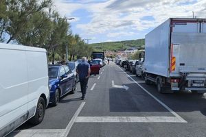 BIJESNA BRAČANKA: "Živim između Splita i Supetra i dosta mi je da ne stanem u trajekt pa satima čekam na suncu, ovo je zlostavljanje!"