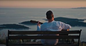 Neno Belan u Pučišćima pustio suzu na promociji dva spota njegove davne pjesme Bračka balada