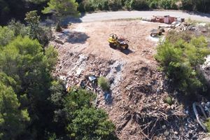 SMEĆE SE BAGEROM GURA NIZ LITICU?! Množe se divlji deponiji na otoku Ižu. Otočani: "Građevinske tvrtke nas truju, a komunalni redari, Grad Zadar i DIRH ne poštuju Ustav RH!"