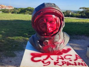 TEŠKI PRIMITIVIZAM Oštećena bista Gagarina u Puli uz natpise "Slava Ukrajini" na ćirilici