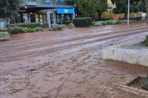 Nakon obilnih kiša riva u Poreču izgleda muljevito, a Grad proziva Institut: "Izvolite riješiti problem koji dolazi s vaših poljoprivrednih površina!"