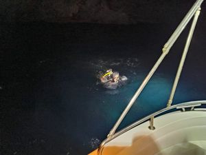 ŠOKANTNA I HEROJSKA PRIČA Senjski policajac skočio u ledeno more, zaronio na 16 m dubine i nije mogao otvoriti vrata da spasi ljude iz automobila...