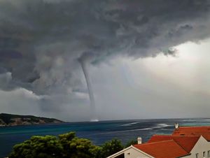 Pogledajte ovu moćnu pijavicu snimljenu blizu Komiže