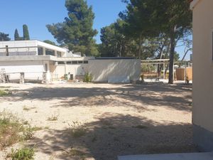 Što se to gradi na plaži u Pirovcu? Možda bi i znali da postoje ploče za označavanje gradilišta? Komunalni redar: "Krećemo u provjeru!"